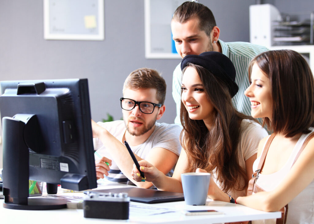 Junge Leute im Office