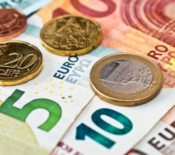 Euroscheine und Münzen