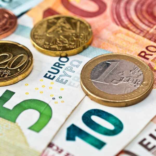 Euroscheine und Münzen