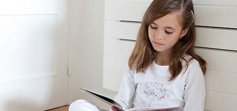 Kind im Kinderzimmer