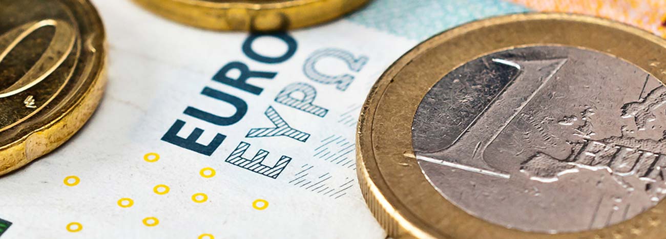 Euroscheine mit Münzen